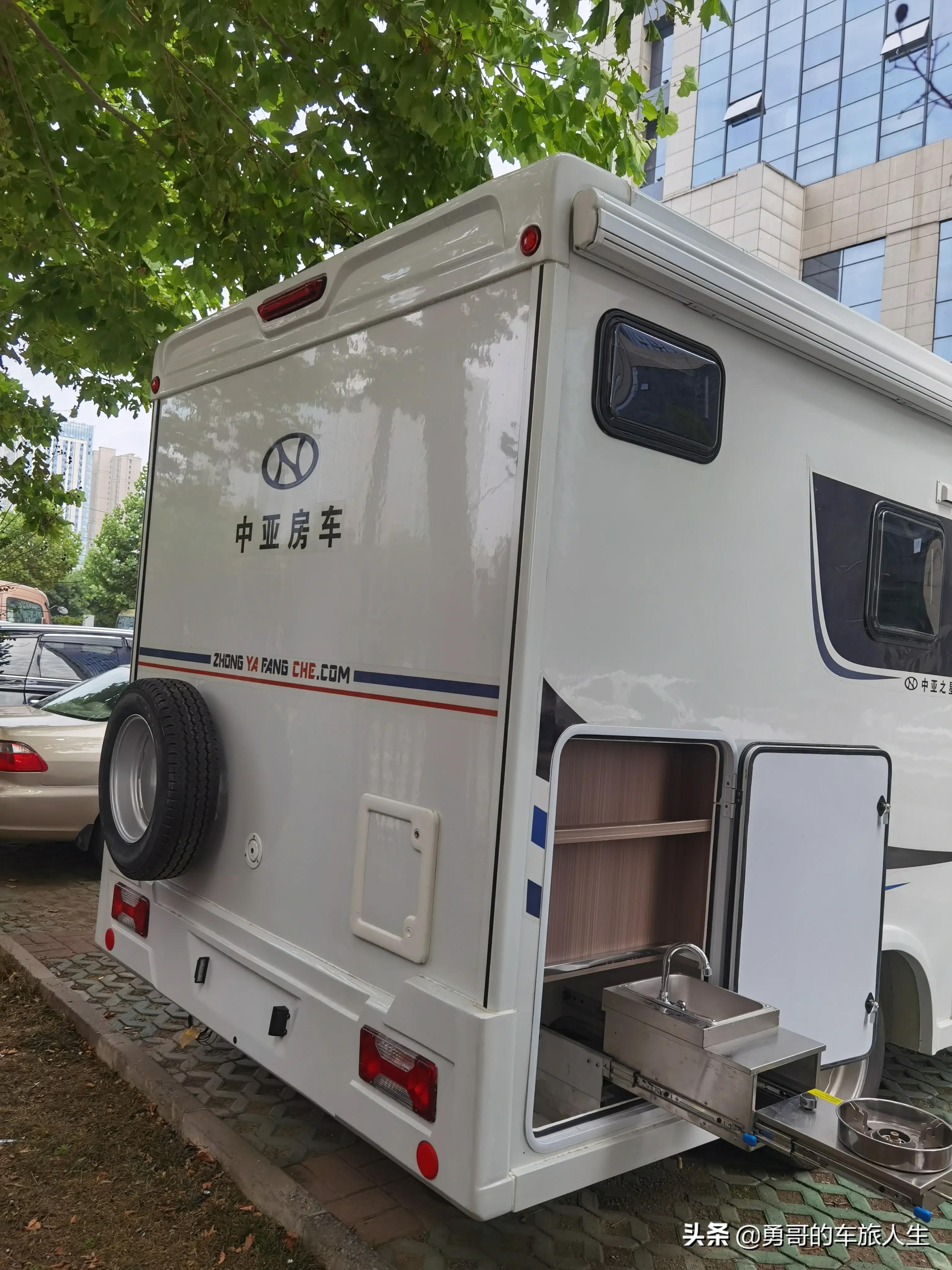 依维柯b型6座房车最新款价格多少,国六进口6.5吨依维柯房车无拓展