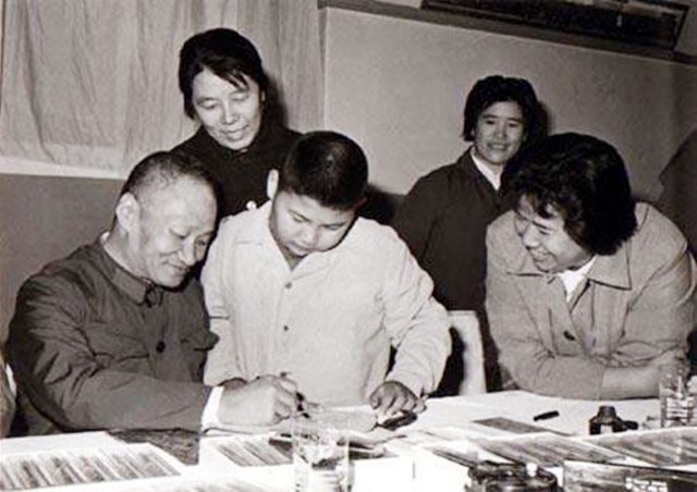 邵华和儿媳刘滨珍贵合影,婆媳其乐融融,邵华非常疼爱儿媳刘滨