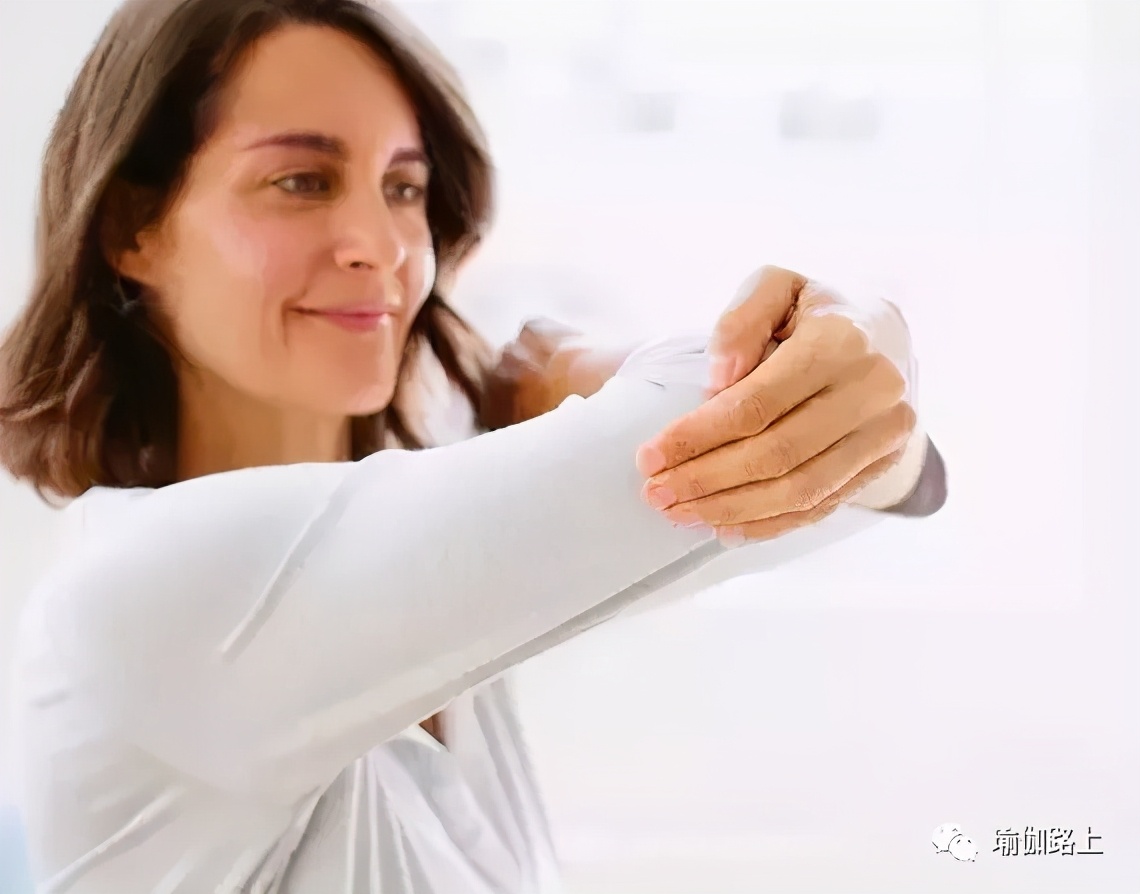 办公室瑜伽缓解全身疲劳,适合办公室健身瑜伽初级教程