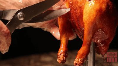 给你们推荐这道嘎滋脆的脆皮烧鸡！看视频口水就已经不受控制了