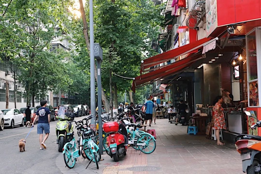 成都街道门面推荐,成都一街道商铺招牌