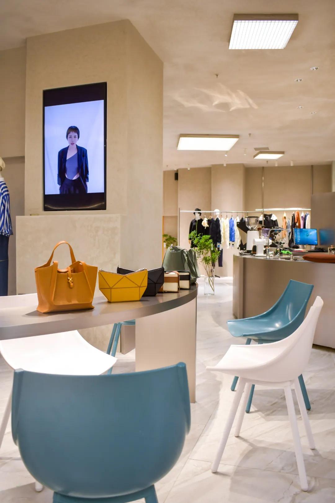 乌鲁木齐买手店有多酷？潮流搭配师坐镇，内藏咖啡吧，一秒出片