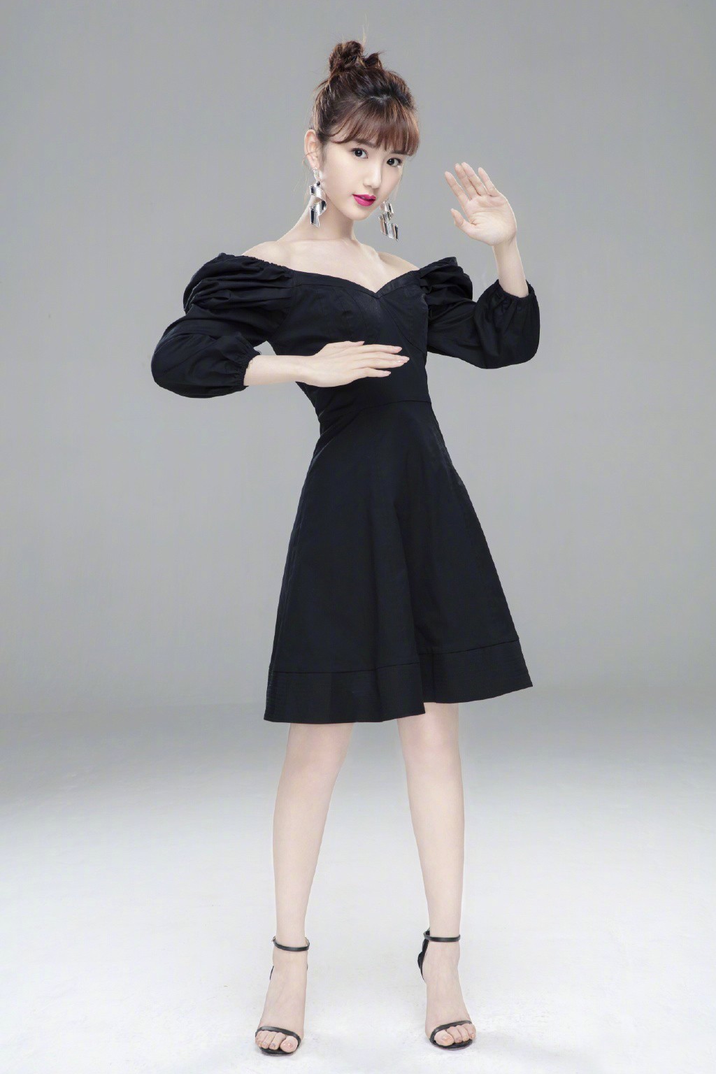 毛晓彤变装视频,毛晓彤黑色西装裙造型