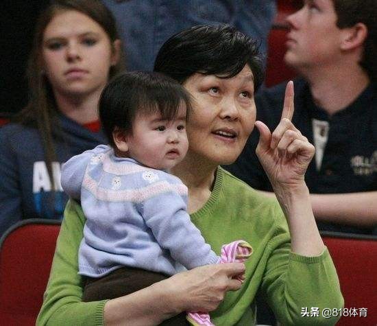 姚明野球场看10岁女儿打球！1米7姚沁蕾打4v4,姚主席老父亲般微笑