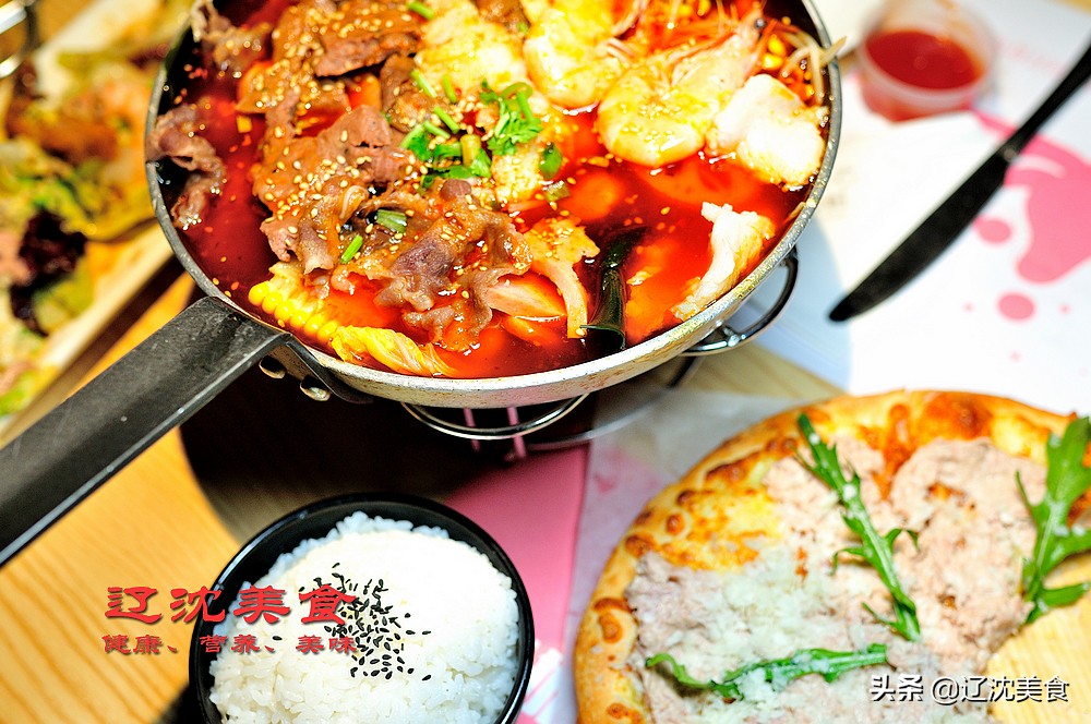 这间小屋出来一家美食公社,榴莲披萨和四川冒菜一起吃