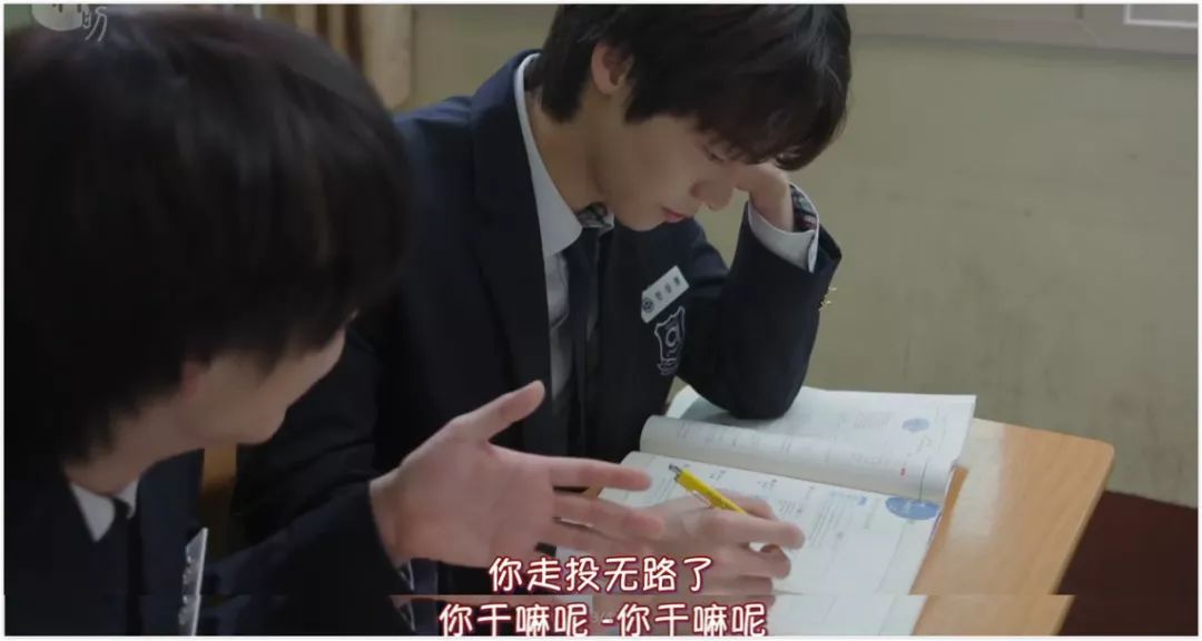 三个男生一个高冷一个腼腆,一个高冷的男生逗比