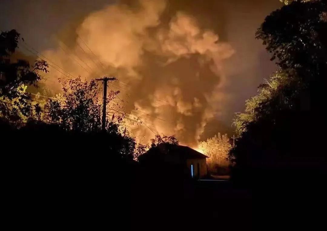 一声巨响，沸油扑向他的脸上、身上、眼睛里……这张照片瞬间让人破防！