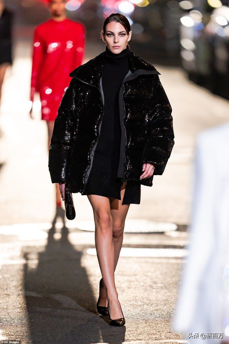 贝拉哈迪德伊莲娜走秀,伊莲娜贝拉三人走秀