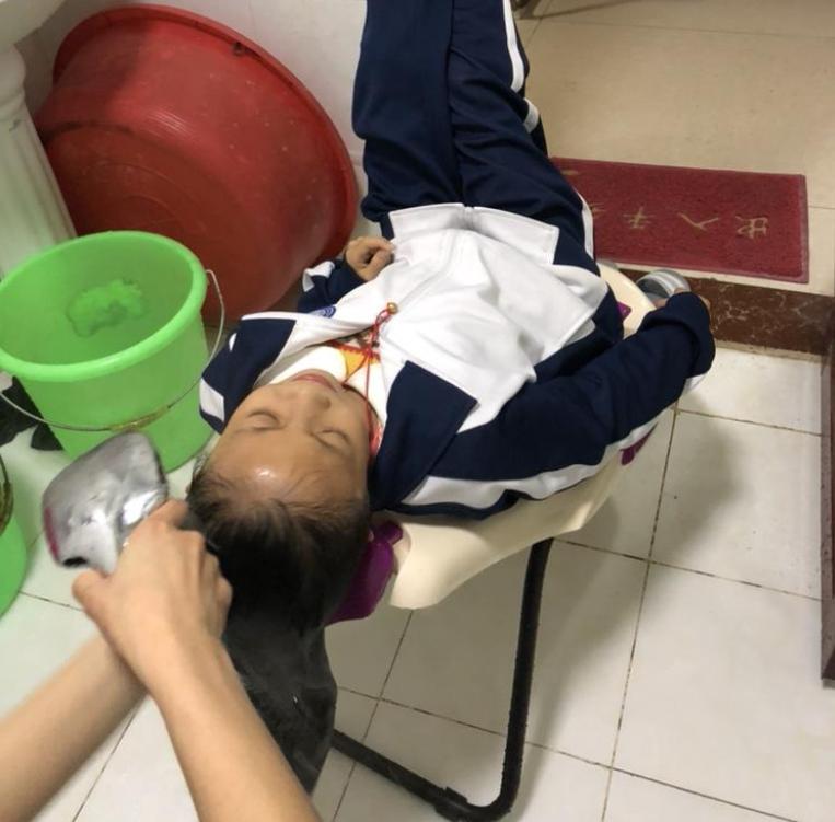 女孩上学被传染虱子怎么办,小女孩被传染上了虱子怎么办