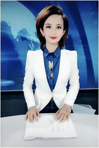 女主持人穿露脐装上台,女主持人穿露锁骨衣服