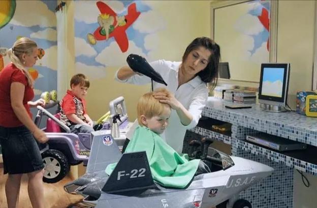 宝宝非常抗拒理发该怎样正确引导,给宝宝理发怎么才能不哭不闹