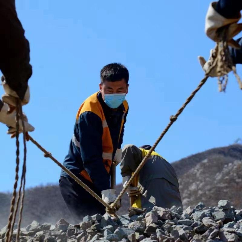 京通铁路线卸石砟上演“靓仔变脸术”