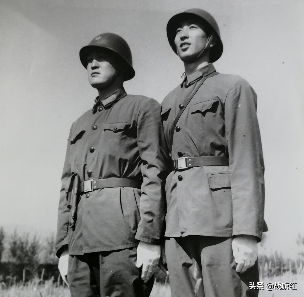 老兵拉肚子意外坐到木把，疼得直叫唤，班长背起老兵送到卫生队