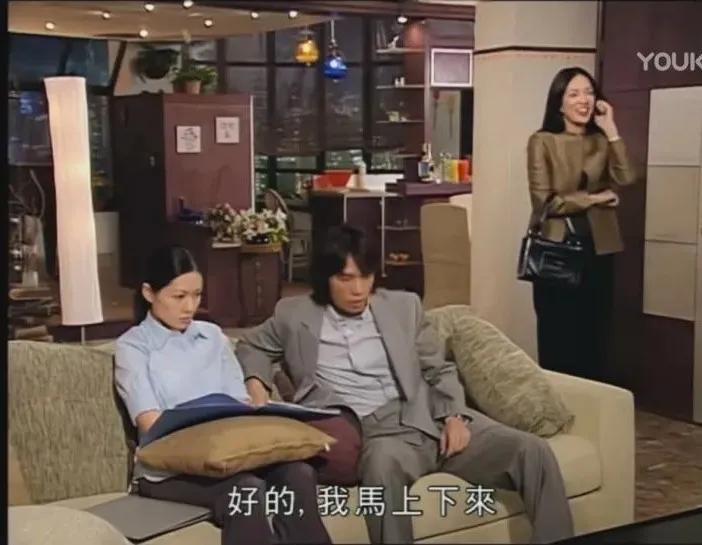 还记得2000年拿下黄子华的中环女律师MissMo穿过什么吗？