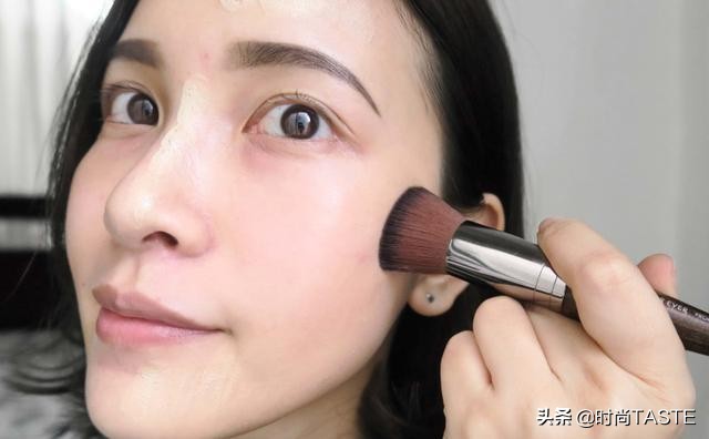 为什么涂粉底液脸变黄了,早上抹的粉底中午就氧化了怎么办