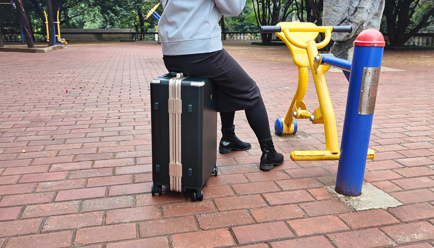 我试了一下，用地平线8号POWER拉杆箱装PS5代路由器刚刚好