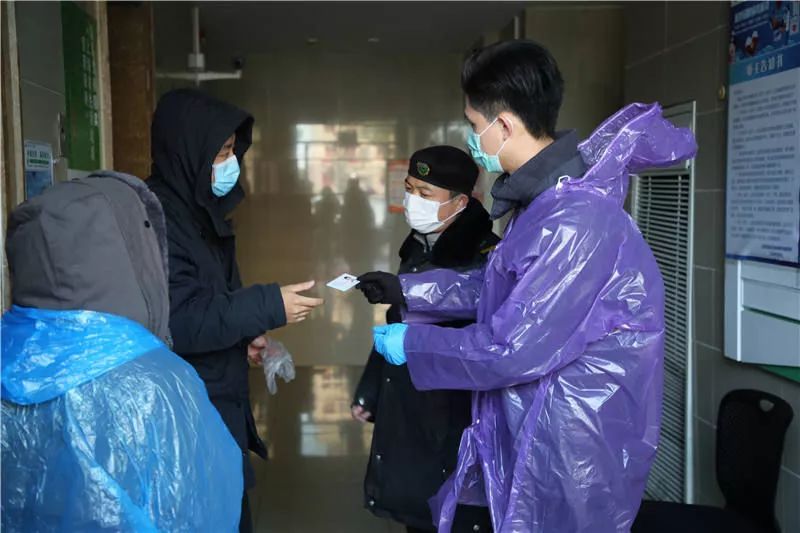 让“超长待机”一线人员休息“充电”，嘉定3000多名干部周末到基层抗疫一线