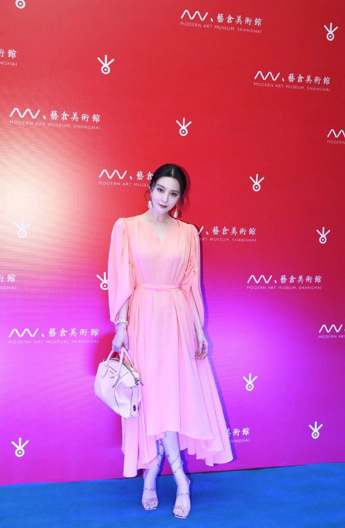 范冰冰一身粉色长裙亮相的活动,范冰冰白色长裙美照