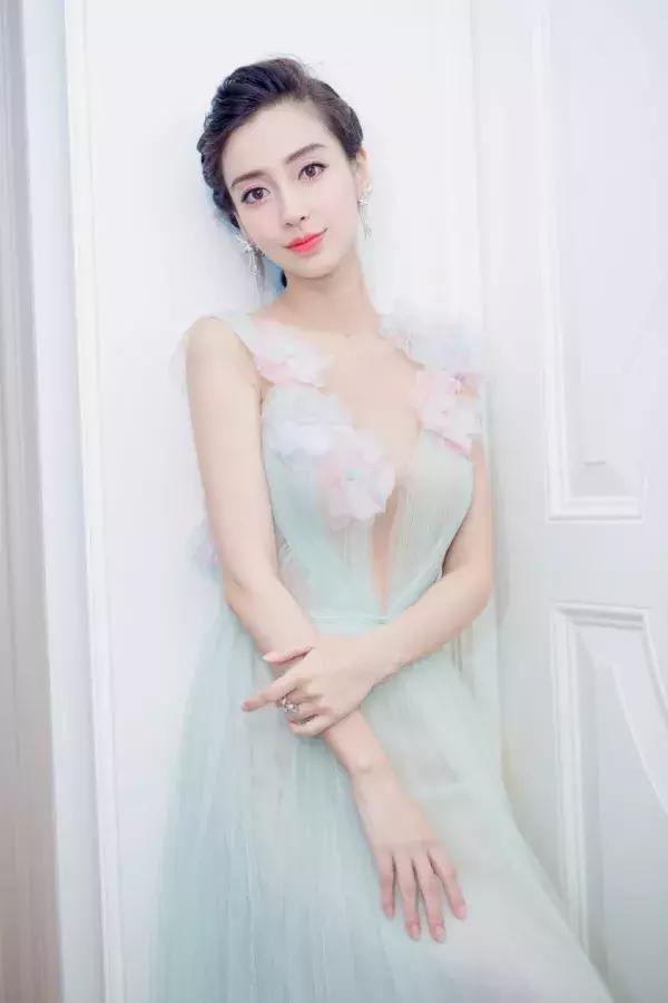 春季黄黑皮糖果色穿搭,冬季糖果色少女感穿搭