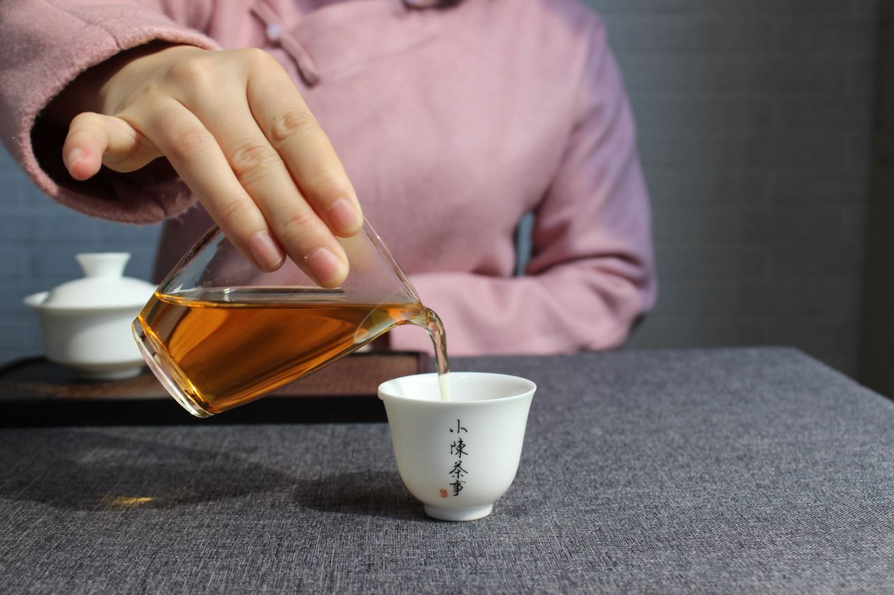 温水泡茶是劣质茶的“掩饰衣。真正的好茶,根本不存在怕烫之说