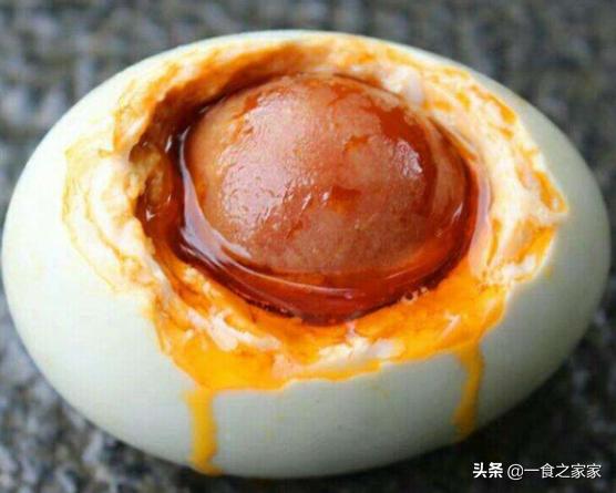 海鸭蛋被央视曝光了,央视曝光一戳就流油的海鸭蛋