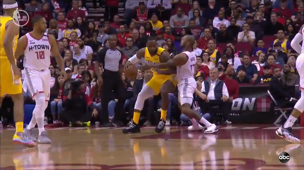 对飙演技！詹姆斯和塔克激烈对抗，两人动作太夸张，让人啼笑皆非