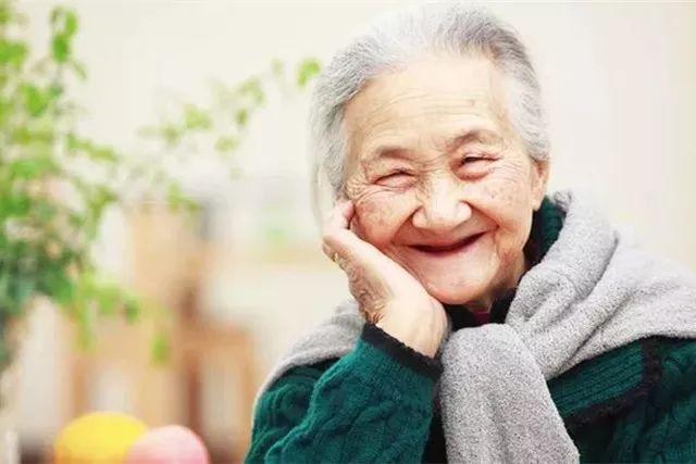 老年人身上长白斑怎么治才能根除,年轻人得了老年性白斑怎么办