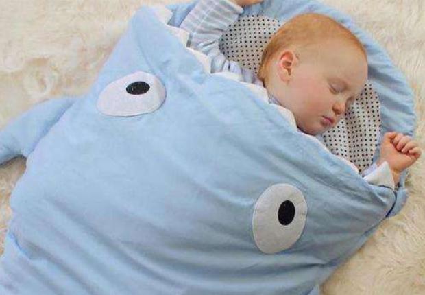 宝宝刚学会翻身可是一翻身就哭,宝宝翻身后头趴不下来