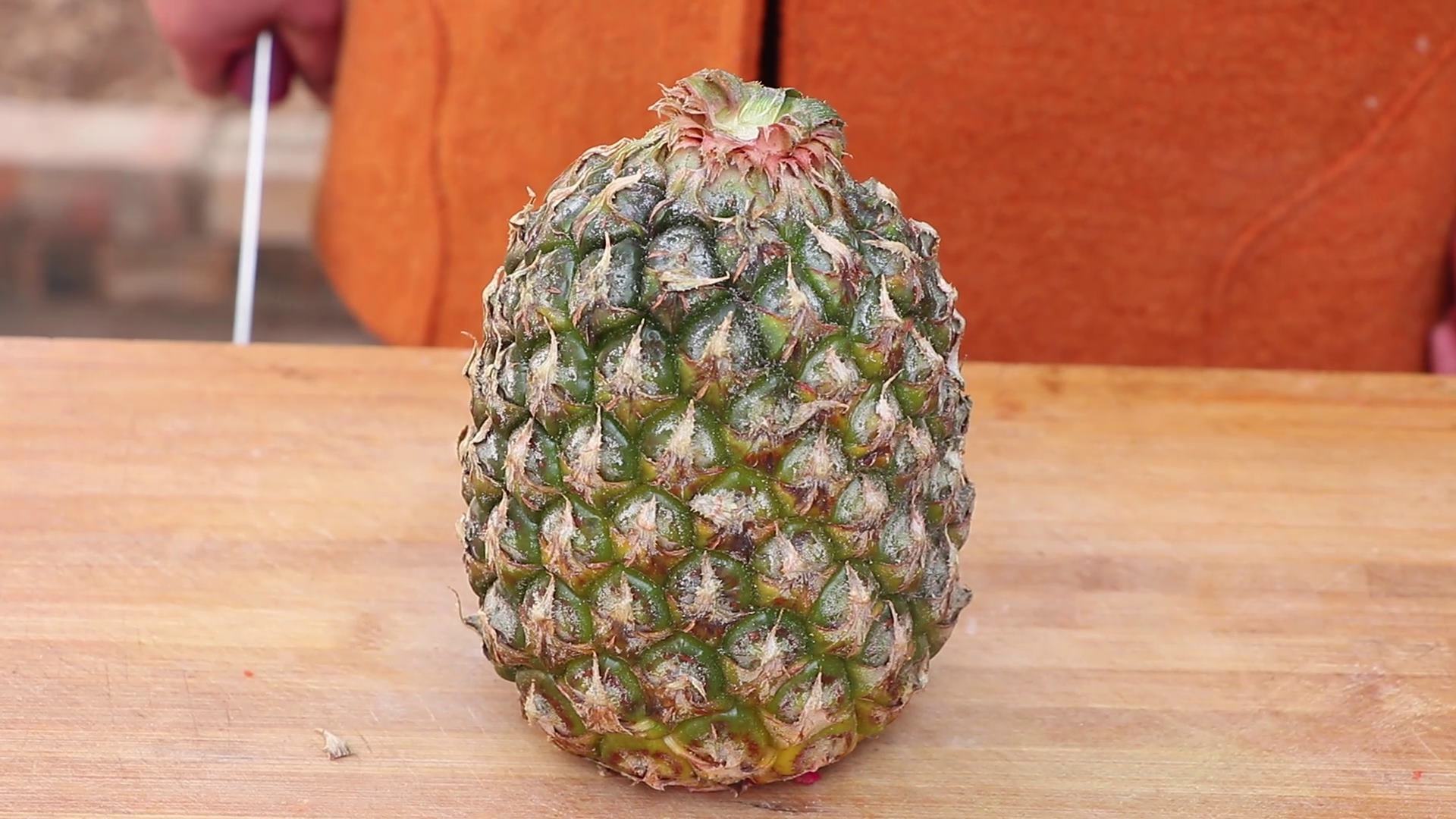 才知道水果是不用去皮的,菠萝不削皮直接切最好的方法