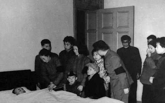 61年陈赓病逝，毛主席得知后流着泪向田家英说：他不该这么早就死