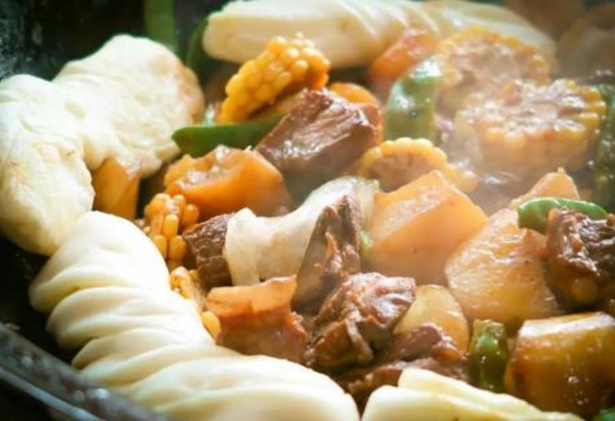 寿喜烧在日本料理中的地位,日本寿喜烧为什么要蘸生鸡蛋