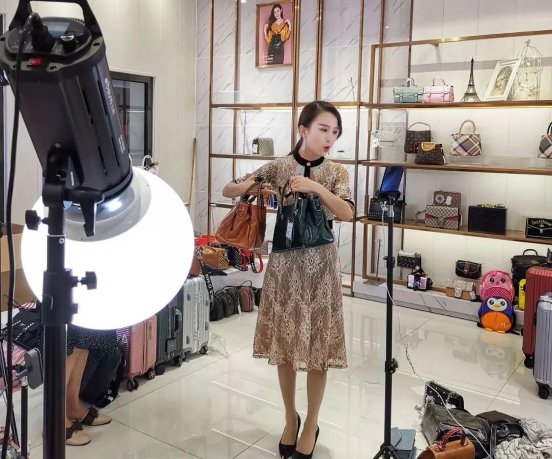 千万粉丝边看直播边剁手！TOP35大主播空降圣地卖货