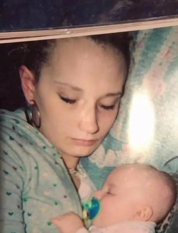 她21岁生娃,9年后牙齿掉光,卸妆惊呆网友:真实的自己最美