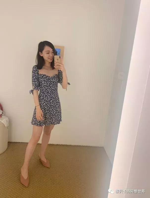 她们穿的连衣裙,她们穿的花裙子