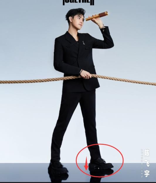 踩沙袋拍戏、穿高跟走红毯，男星个头成谜？同台现原形谁假谁尴尬