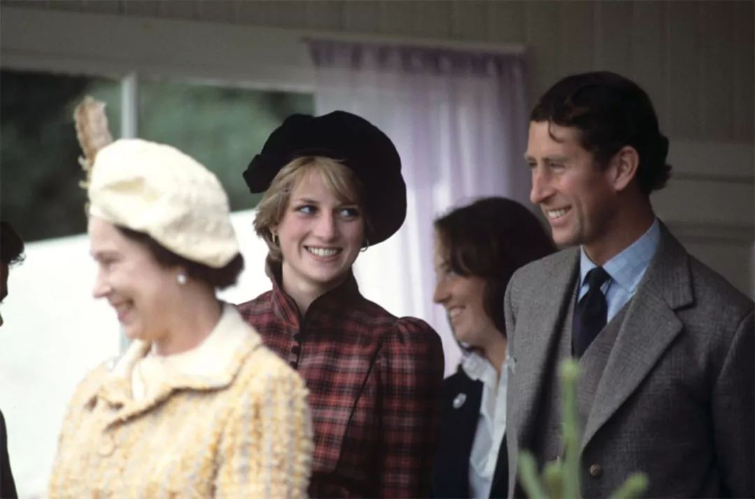 查尔斯对戴安娜的温馨瞬间,戴安娜为什么要和查尔斯撕破脸