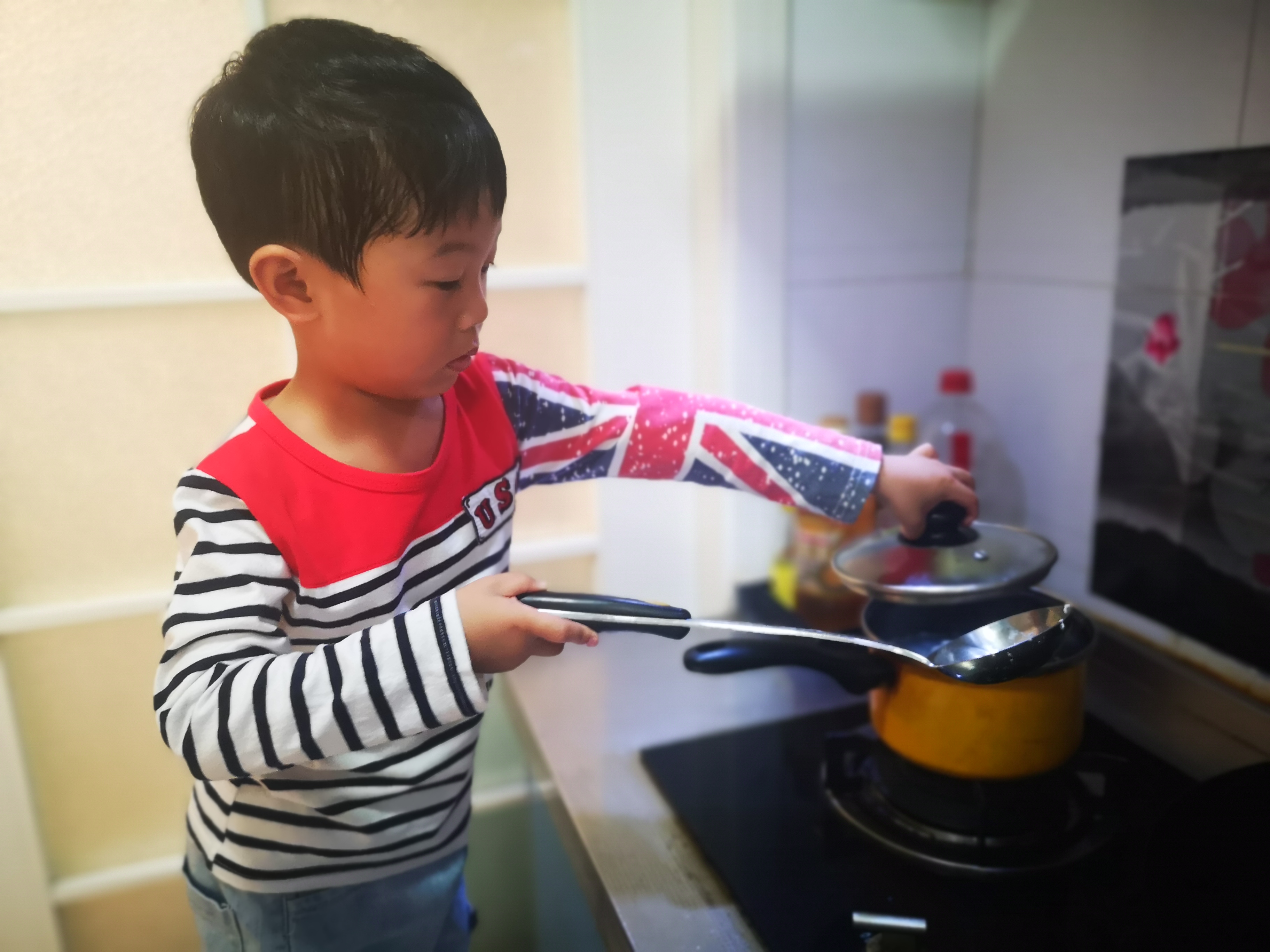 孩子不爱吃饭总是追着喂怎么办,两岁孩子吃饭追着喂怎么办