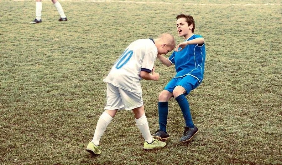 儿童足球搞笑名场面,足球的经典名场面