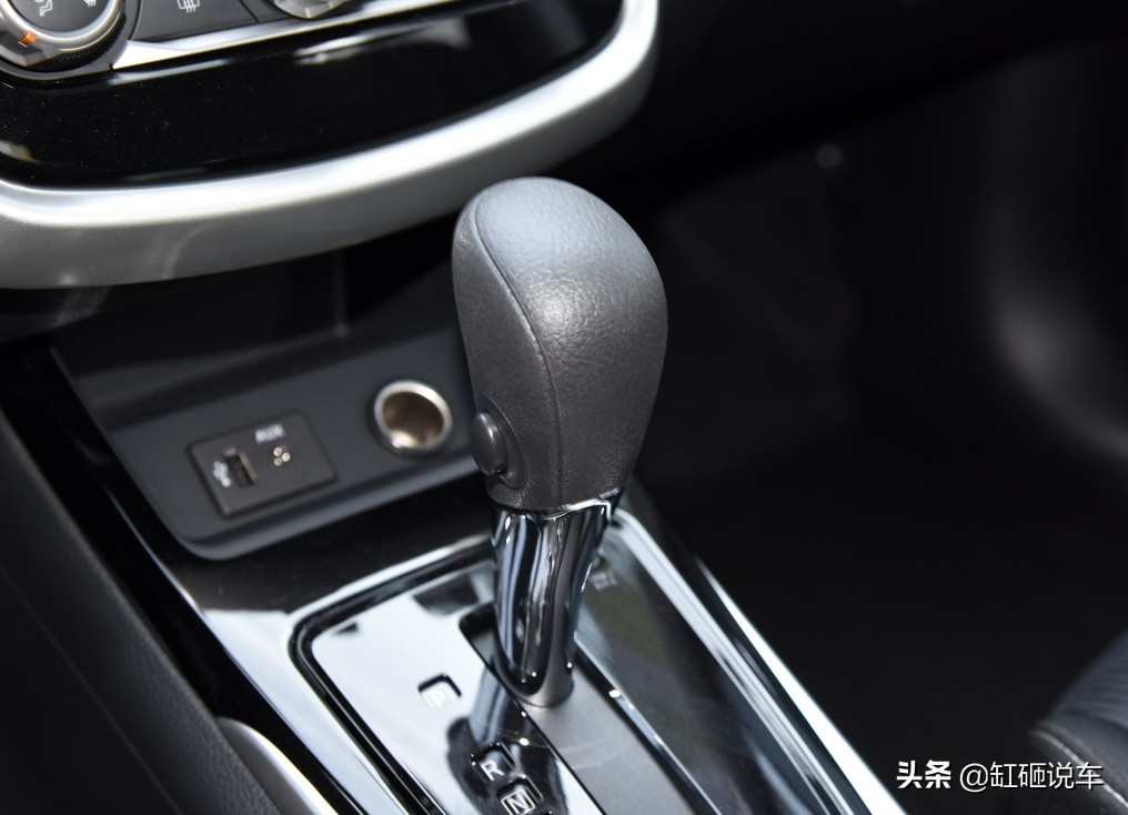 代步小车两厢骐达，空间不小还省油，皮实耐造，自动挡才9万