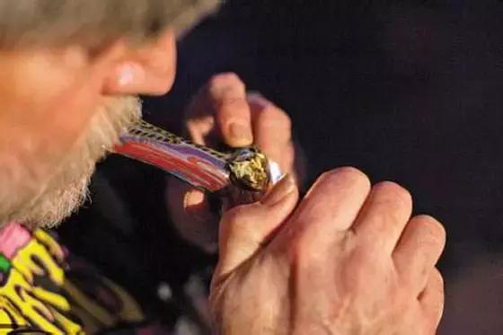 女子家中吸毒,家里吸毒被举报