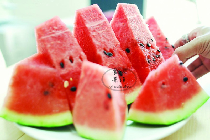 怎么挑西瓜才能挑到又好吃又甜的,西瓜选哪个地方的才更好吃更甜