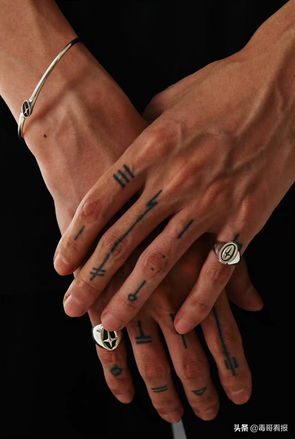 简约的首饰往往是穿搭的必杀技,首饰穿搭