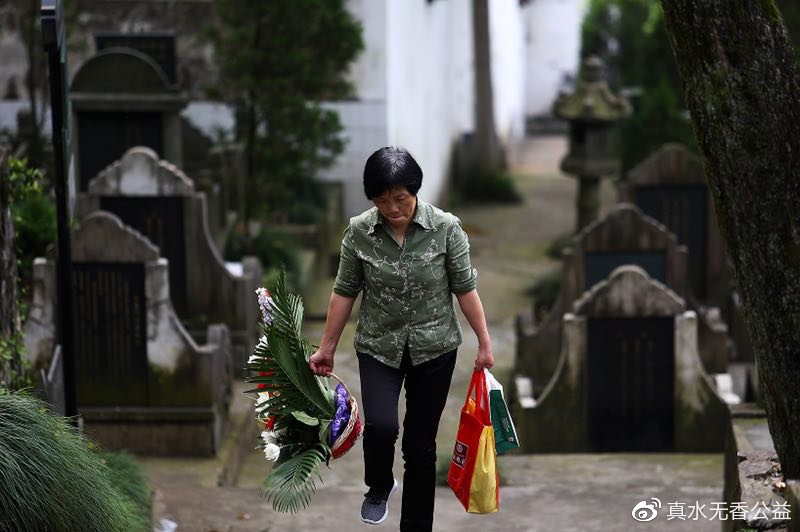 警嫂杨静:我一辈子都不会原谅他