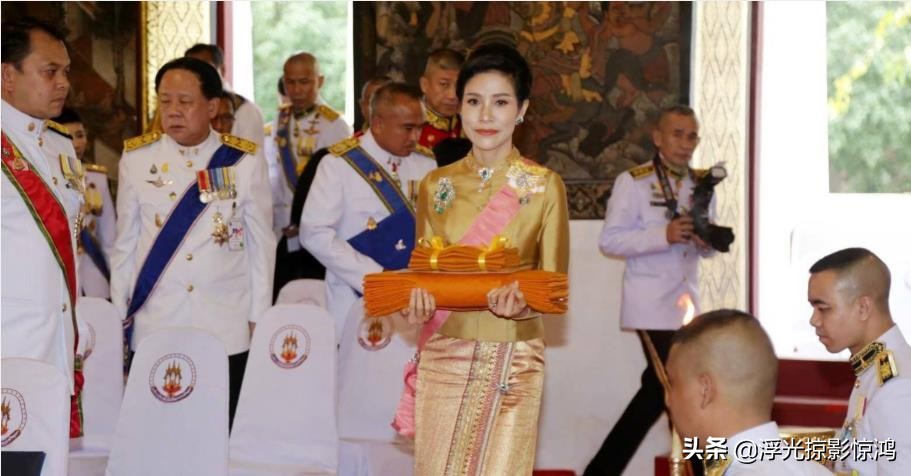 诗妮娜荣宠太甚，佩戴的宫廷绿宝石首饰，王太后诗丽吉都不曾碰过