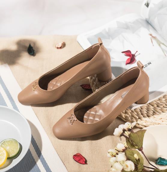 奶奶鞋怎么穿才好看 (奶奶鞋怎么穿出时尚感)