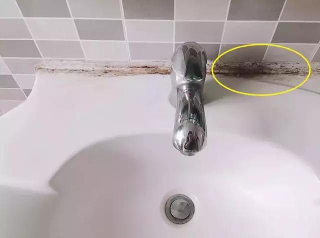 洗手台有缝隙,发黑又发霉?保洁阿姨教你一招,5秒统统划干净
