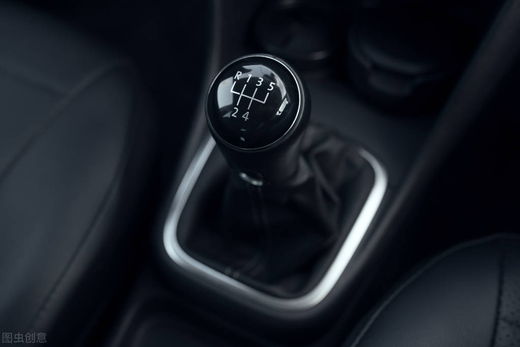 科三起步离合刹车怎么配合不熄火,如何放离合平稳起步