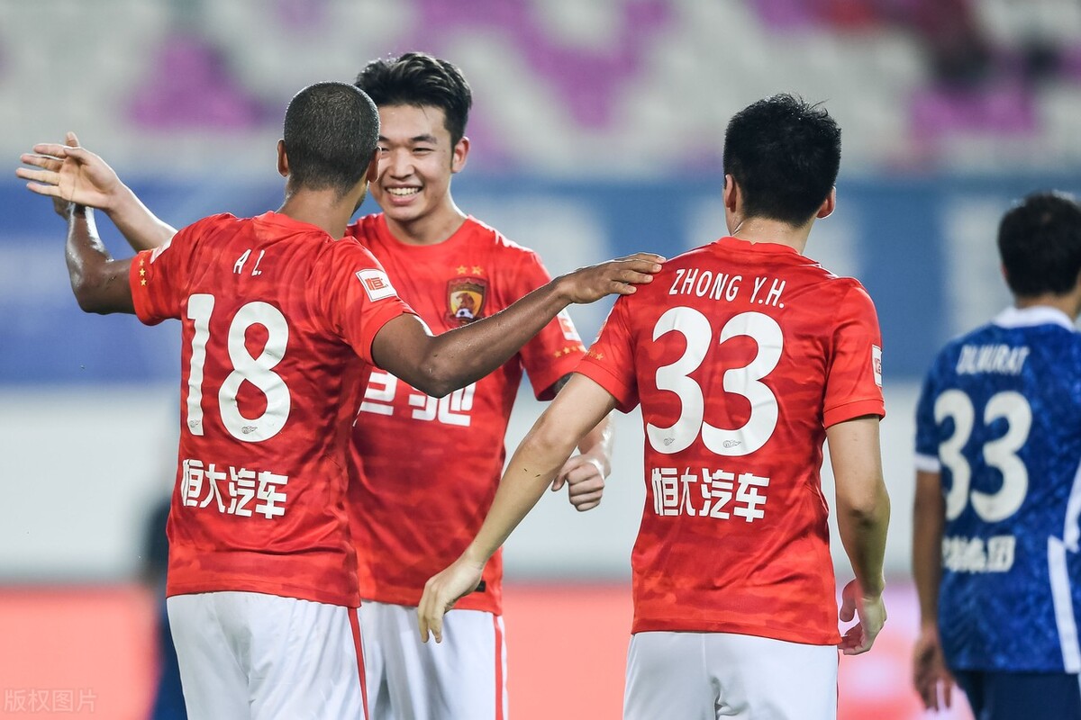 张雷吹罚引争议,张雷点球裁判视频