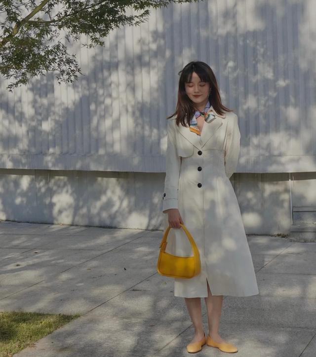 中长款风衣搭什么鞋好看,新款奶奶装秋装风衣