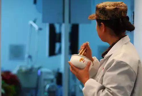 向光荣的劳动妇女致敬,向妇幼致敬的女职工